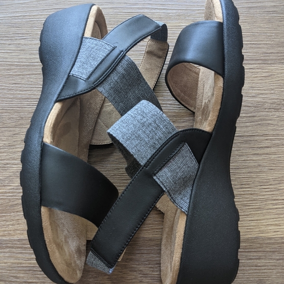 Easy Spirit Black Kaffi Slingback Wedge Sandal - Picture 4 of 8